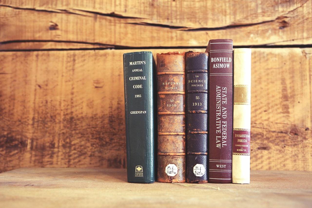 法律書が並ぶ書棚